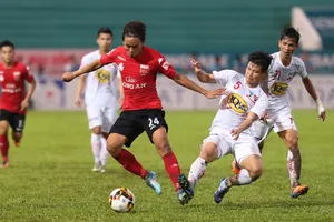 Long An (trái) và HAGL gấp rút tìm ngoại binh chất lượng bổ sung cho giai đoạn 2. Ảnh: Dũng Phương