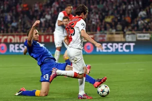 Chiellini truy cản pha đi bóng của Bernardo Silva.