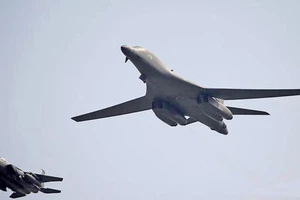 Máy bay ném bom của Mỹ B-1B Lancer trên bầu trời Hàn Quốc