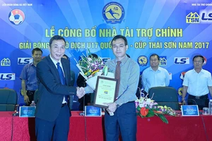 Lãnh đạo VFF cám ơn nhà tài trợ Thái Sơn Nam (phải). Ảnh: Minh Hoàng