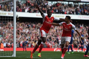 Welbeck (trái) vui mừng sau khi ghi bàn vào lưới thủ thành David De Gea. Ảnh: Dailymail