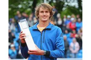 Alexander Zverev tươi cười với chiếc cúp vô địch BMW Open 2017.