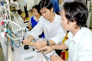 Sinh viên khoa Điện - Điện tử Trường ĐH Bách khoa TPHCM thực tập lắp mạch điều khiển động cơ một chiều.