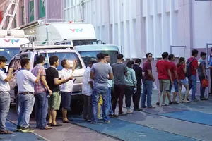 Khán giả xếp hàng vào sân. Ảnh: Hoàng Hùng