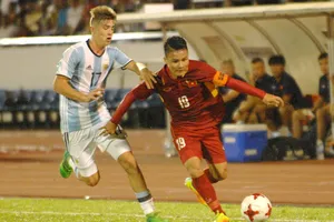 Quang Hải đi bóng qua Belmonte của Argentina. Ảnh: NGUYỄN NHÂN