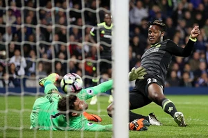 Michy Batshuayi ghi bàn vào lưới thủ thành Ben Foster. Ảnh: Dailymail