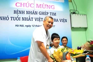 PGS.TS Nguyễn Hữu Ước ,Trưởng Khoa phẫu thuật Tim mạch và Lồng ngực - Bệnh viện Việt Đức và bé Nguyễn Thành Đạt sau ca phẫu thuật ghép tim thành công.