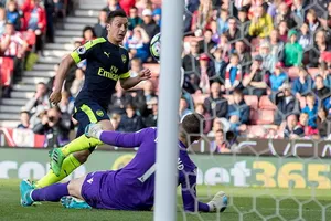 Mesut Oezil trong pha ghi bàn nâng tỷ số lên 2 - 0 cho Arsenal. Ảnh: Dailymail
