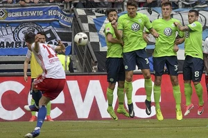 Michael Gregoritsch (Hamburg) tung cú sút phạt trước hàng rào Wolfsburg. Ảnh: Dailymail