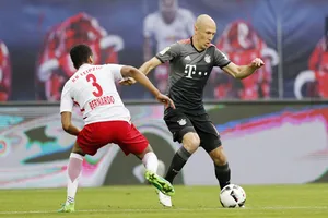 Bayern Munich (phải) vẫn quá mạnh so với phần còn lại của Bundesliga.