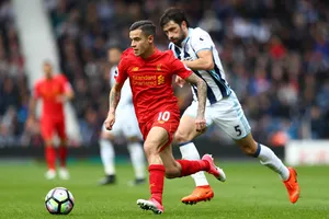 Liverpool cần bổ sung nhân sự tốt nhằm chia sẻ gánh nặng với Philippe Coutinho (trái).