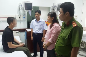 Đích thân Bí thư Đảng ủy phường Tân Hưng cùng lãnh đạo công an Phường đến tặng quà thăm hỏi, động viên anh Khang.