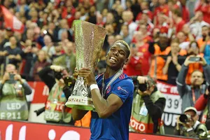 Paul Pogba nâng cao chiếc cúp vô địch. Ảnh: Daily Mail