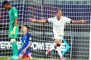 U20 Italia (áo trắng) xuất sắc vượt qua U20 để vào tứ kết