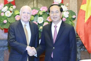 Chủ tịch nước Trần Đại Quang tiếp Thượng nghị sĩ John McCain. Ảnh: TTX