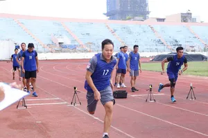 Chỉ tập huấn vài ngày liệu có đủ để các trọng tài, trợ lý trọng tài trau dồi chuyên môn, nâng cao kỹ năng xử lý tình huống…? Ảnh: T.L