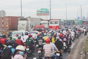 Hàng ngàn phương tiện nối đuôi nhau