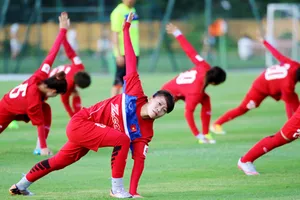 Các cầu thủ đội tuyển nữ Việt Nam tại buổi tập đầu tiên.