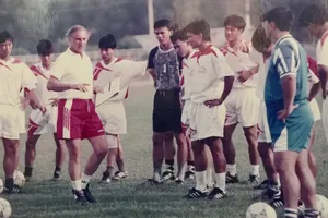 HLV Weigang cùng với các tuyển thủ chuẩn bị cho Tiger Cup 1996