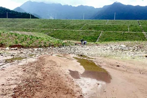 Nước ngầm trào lên từ dưới lớp sỏi tạo thành dòng chảy nhỏ, cách vị trí chân đập hồ chứa nước Thủy Yên khoảng 100m về phía hạ lưu 