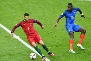 Cristiano Ronaldo (trái, Bồ Đào Nha) trong trận chung kết EURO 2016 với tuyển Pháp.