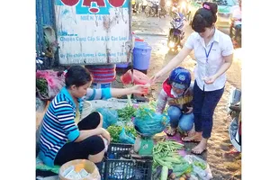 Thu nhập thấp, công nhân phải đi chợ vỉa hè buổi tối, dù thực phẩm không tươi ngon nhưng giá rẻ hơn. Ảnh: THU HƯỜNG
