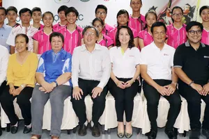 Lãnh đạo ngành TDTT TPHCM, Tập đoàn SCG và các HLV, VĐV trẻ triển vọng tham dự khóa đào tạo. Ảnh: Dũng Phương