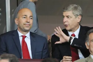 Ivan Gazidis (trái) và Arsene Wenger liệu chỉ giỏi… nói?