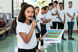 Nữ sinh Võ Tường An hướng dẫn các bạn học sinh trong chương trình “Nhà lãnh đạo trẻ”. Ảnh: Võ Tường An cung cấp.