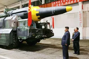 Lãnh đạo CHDCND Triều Tiên Kim Jong-un kiểm tra tên lửa đạn đạo ngày 14-5-2017. Ảnh do KCNA công bố