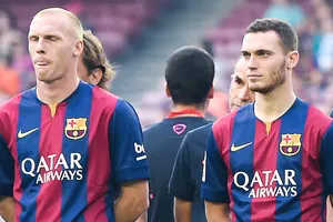 Mathieu (trái) và Vermaelen là hình ảnh tiêu biểu cho việc Barca mua đắt, bán rẻ.