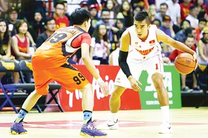 CLB Sài Gòn Heat (phải) được đầu tư theo phong cách nhà nghề Mỹ, nhưng phong trào thì hầu như đang dần trống vắng. Ảnh: DŨNG PHƯƠNG