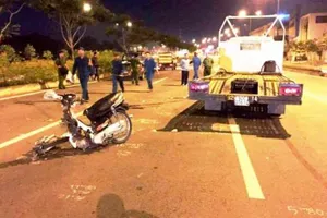 Chiếc xe máy bị gãy nát.