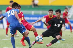 Các tiền đạo PVF (trái) luôn biết cách hạ gục thủ môn đối phương để giành chức vô địch. Ảnh: NHẬT ANH