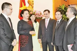 Chủ tịch Quốc hội Nguyễn Thị Kim Ngân với các đại biểu. Ảnh: TTXVN
