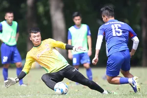 Thủ môn Tiến Dũng (trái) sẽ cạnh tranh suất chính cùng đàn anh Minh Long. Ảnh: Dũng Phương