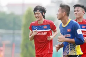 Tuấn Anh (trái) trong màu áo U22 Việt Nam. Ảnh: NGỌC HẢI