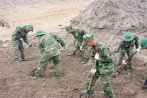 Lực lượng Công binh Bộ Tư lệnh TPHCM tham gia tìm kiếm hài cốt liệt sĩ hy sinh trong trận đánh chiếm sân bay Tân Sơn Nhất Tết Mậu Thân 1968. Ảnh: HOÀI NAM