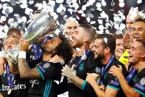 Marcelo và đồng đội hân hoan nâng cao chiếc cúp vô địch