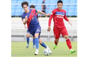 Hàng thủ Việt Nam dễ dàng để thủng lưới bởi pha bóng đơn giản đến không ngờ. Ảnh: Tùng Lê