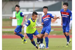 Các cầu thủ tập nhẹ với bóng. Ảnh: Dũng Phương