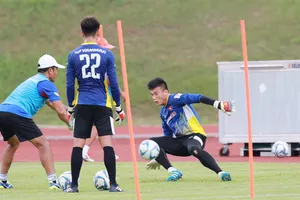 Thủ môn Tiến Dũng vẫn đang nỗ lực là lá chắn vững chắc. Ảnh: Dũng Phương