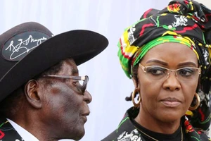 Tổng thống Zimbabwe Robert Mugabe và đệ nhất phu nhân Grace Mugabe. Ảnh: REUTERS