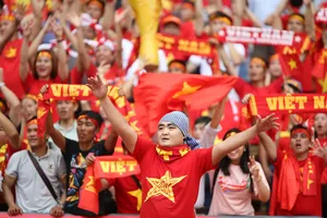 Người hâm mộ đang trông chờ 1 chiến thắng trước người Thái. Ảnh: Dũng Phương