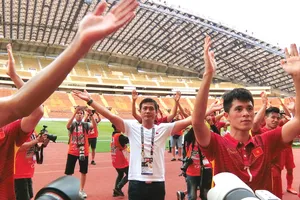 Người hâm mộ tin HLV Hữu Thắng và các cầu thủ đều hướng đến một chiến thắng trước Thái Lan… Ảnh: D.Phương