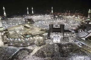 Người hành hương cầu nguyện tại Đại thánh đường Hồi giáo ở thánh đại Mecca ngày 29-8-2017, trước cuộc hành hương hajj hằng năm. Ảnh: AP