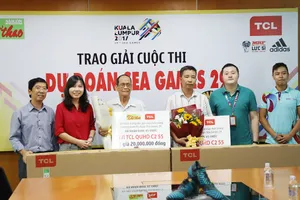 Phó Tổng Biên tập Báo SGGP Nguyễn Nhật và bà Summer Gao Ya, Tổng Giám đốc TCL Việt Nam (thứ nhất và thứ nhì bên trái), trao 2 Tivi TCL C2 55 inch tặng bạn đọc trúng giải Nhất. Ảnh: HOÀNG HÙNG