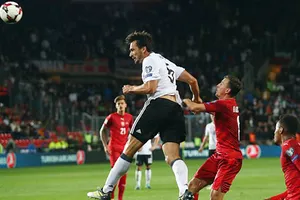 Mats Hummels (áo trắng) đánh đầu ghi bàn vào lưới CH Séc, ấn định chiến thắng 2 - 1 cho tuyển Đức