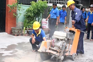 Công nhân Công ty CP Cấp nước Thủ Đức thi công mạng cấp nước phục vụ người dân