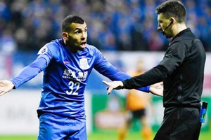 Tevez (trái) thi đấu không thành công ở Trung Quốc. 